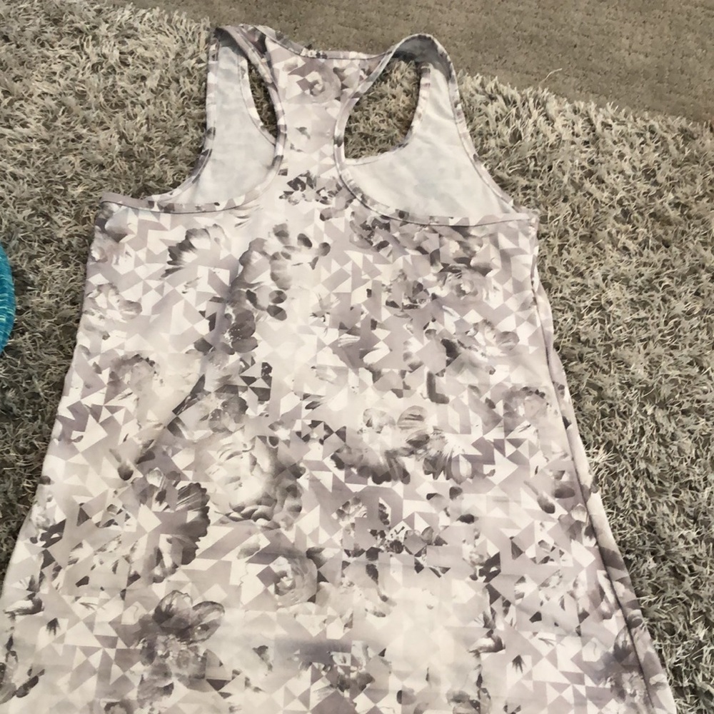 Two workout tanks - Picture 7 of 7